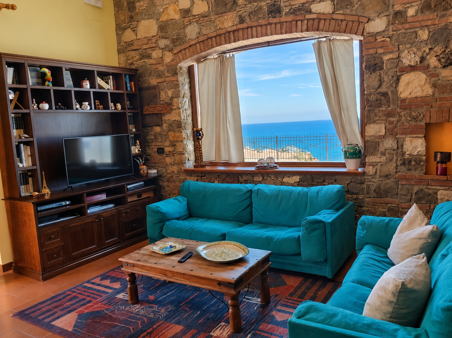 Divani blu con vista mare